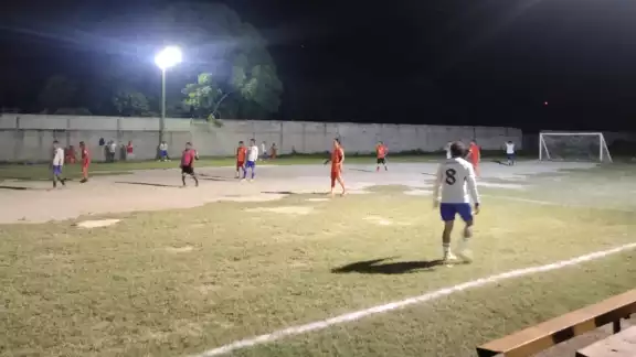 Los equipos ofrecieron un buen espectáculo en el terreno de juego. Los equipos ofrecieron un buen espectáculo en el terreno de juego.