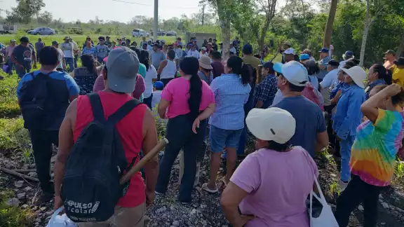 Alrededor de 200 ejidatarios de Ucú protestan para proteger sus tierras de los empresarios Alrededor de 200 ejidatarios de Ucú protestan para proteger sus tierras de los empresarios