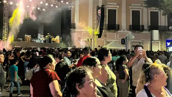 Yucatecos atienden a la Plaza Grande de Mérida para la protesta de Díaz Mena. Yucatecos atienden a la Plaza Grande de Mérida para la protesta de Díaz Mena.