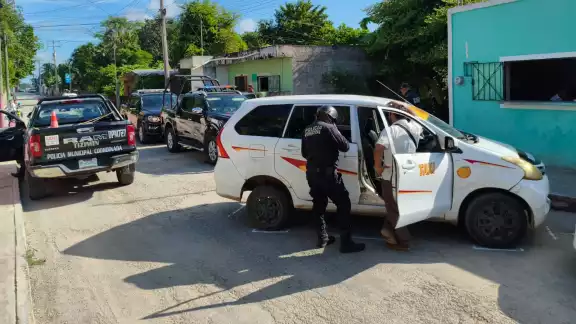 Agentes policiacos y otros guiadores de vehículos de alquiler se coordinaron en un veloz operativo.