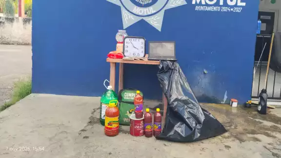 Entre los productos, dos meno res llevaban una laptop