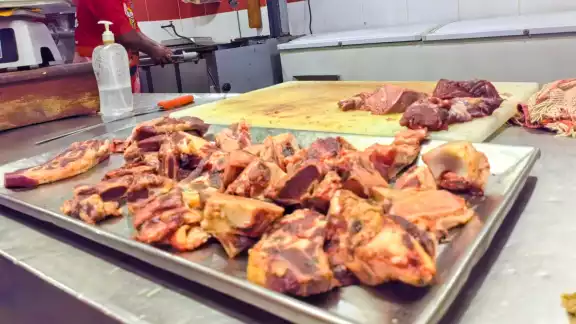 Calor echa a perder carnes en el mercado Calor echa a perder carnes en el mercado