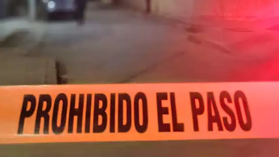 Los elementos policiacos acordonaron la zona para resguardar la escena. Los elementos policiacos acordonaron la zona para resguardar la escena.