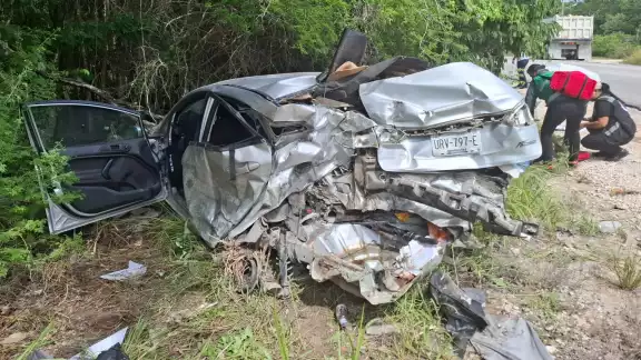 El choque contra el tráiler dejó destrozado el automóvil. El choque contra el tráiler dejó destrozado el automóvil.