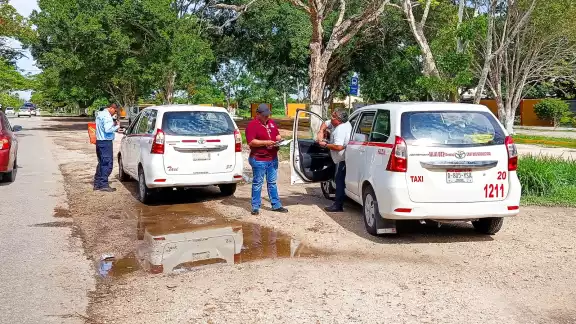 Inspectores de la Dirección de Transportes llevan al corralón taxis que no contaban con permisos Inspectores de la Dirección de Transportes llevan al corralón taxis que no contaban con permisos