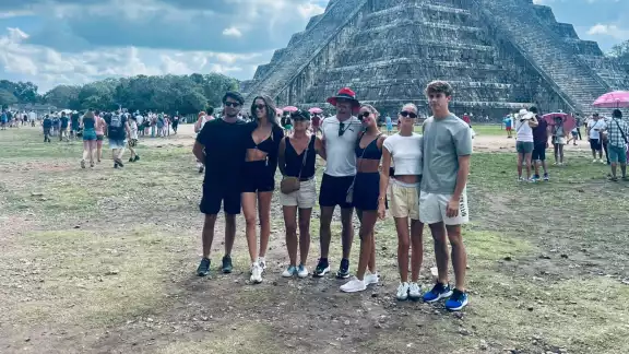 Charles Leclerc (de sombrero) estuvo junto a su familia en Chichén Itzá
