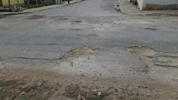 Vecinos del fraccionamiento San Juan critican al director de Obras Públicas por la falta de infraestructura Vecinos del fraccionamiento San Juan critican al director de Obras Públicas por la falta de infraestructura
