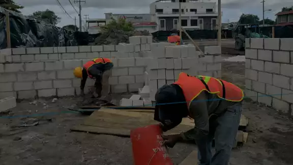 Sería este viernes cuando la organización sindical entre en negociaciones con el empresario quien ofreció el 50 por ciento de la mano de obra loca Sería este viernes cuando la organización sindical entre en negociaciones con el empresario quien ofreció el 50 por ciento de la mano de obra loca