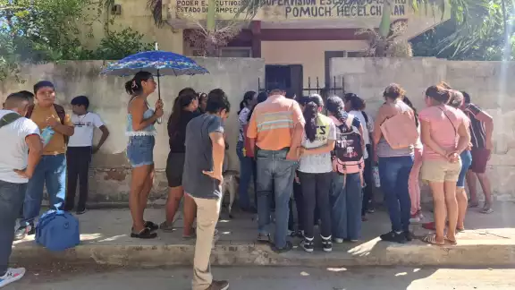 Protestan por falta de clases presenciales en escuela Pablo García