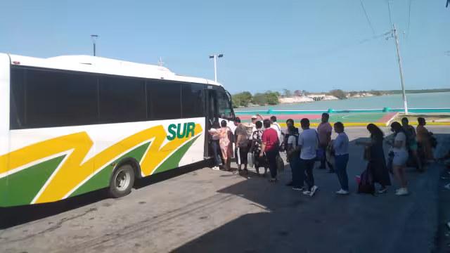 Los principales destinos de los pobladores son por lo general Villahermosa, Ciudad del Carmen y la ciudad de Campeche