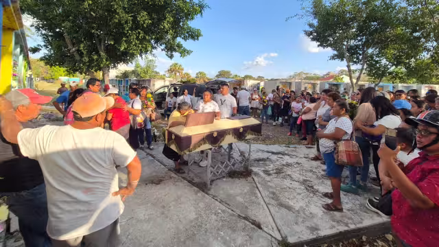Fue sepultado en el panteón “La Cruz” en Champotón, rodeado de familiares y amigos conmovidos