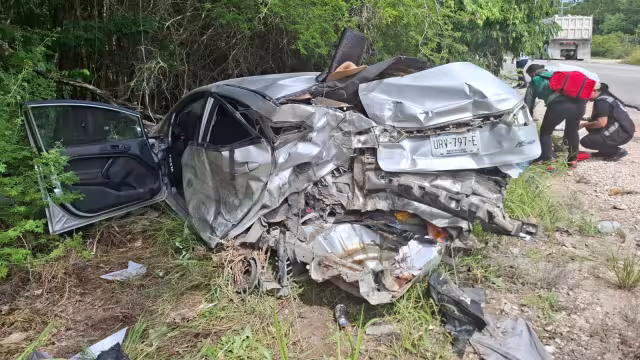 El choque contra el tráiler dejó destrozado el automóvil.