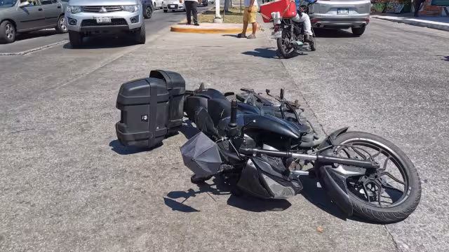 Motociclista y camioneta colisionan en zona prohibida de tránsito