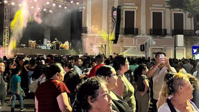 Yucatecos atienden a la Plaza Grande de Mérida para la protesta de Díaz Mena.