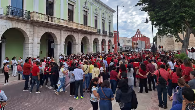 Maestros se reunieron frente al Palacio de Gobierno en Mérida
