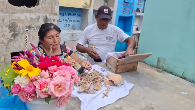 Llevan flores y veladoras