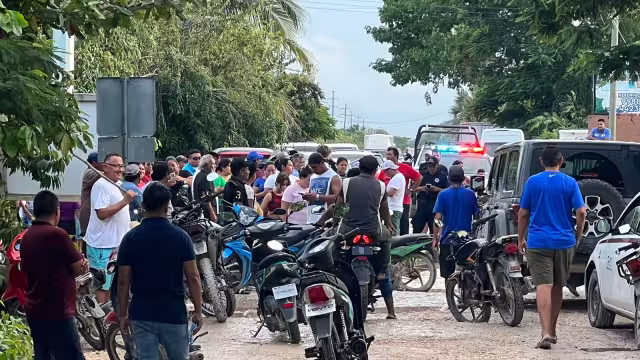 La aglomeración de vehículos en el acceso a Chiquilá complica la salida de turistas tras el paso del huracán.