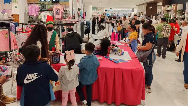 Abarrotan plaza comercial