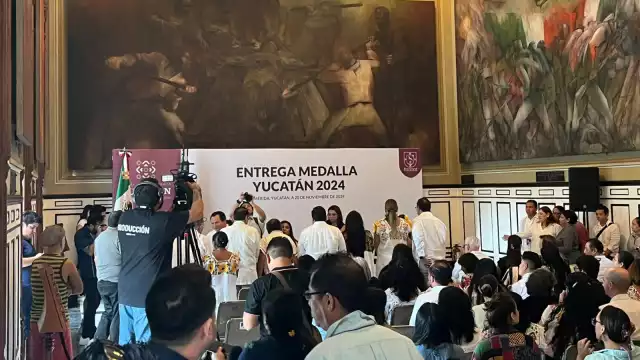 Gobernador del Estado Joaquín Díaz Mena entrega la Medalla Yucatán 2024