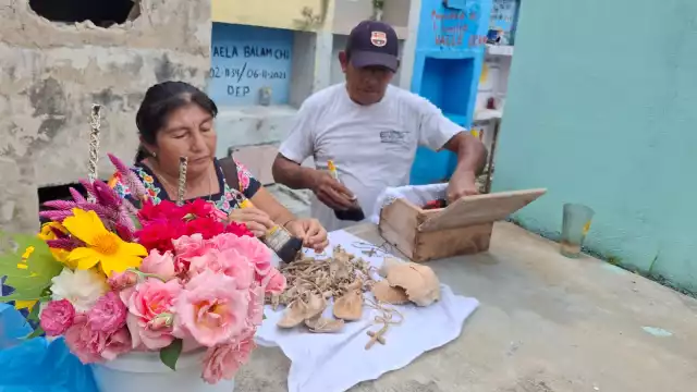Llevan flores y veladoras