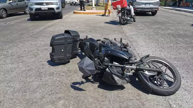 Motociclista y camioneta colisionan en zona prohibida de tránsito