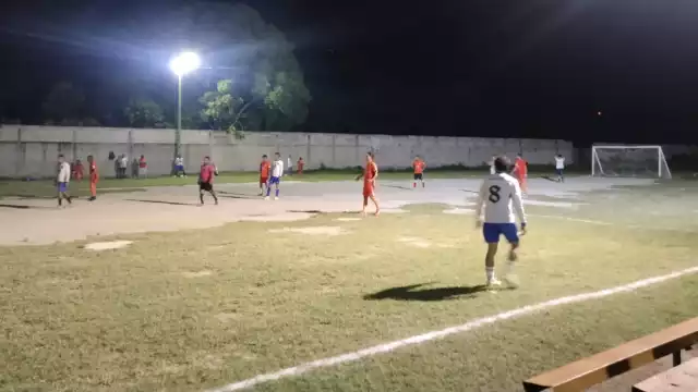 Los equipos ofrecieron un buen espectáculo en el terreno de juego.