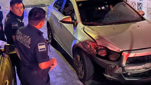 Persecución en San Francisco y San Román: joven choca casa y huye de la policía