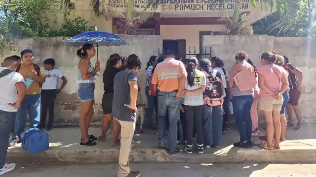 Protestan por falta de clases presenciales en escuela Pablo García