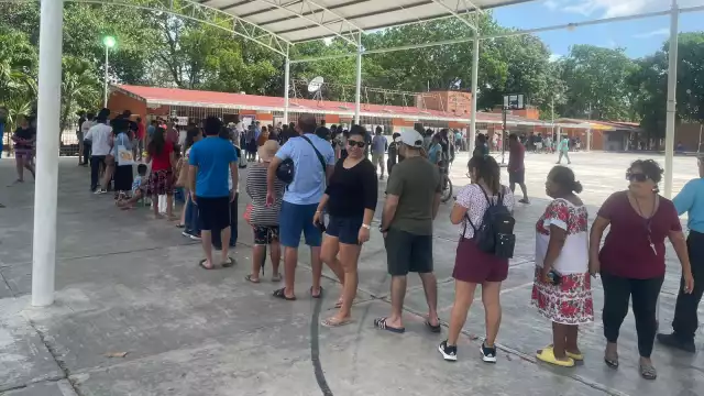Largas filas se han generado para votar