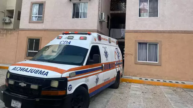 Bebé y su mamá son trasladadas al hospital luego de que la mujer diera a luz en su domicilio