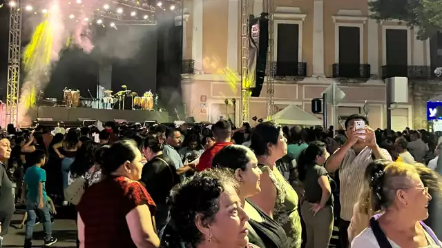 Yucatecos atienden a la Plaza Grande de Mérida para la protesta de Díaz Mena.