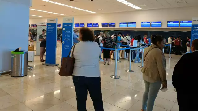 American Airlines atiende a pasajeros de los vuelos cancelados