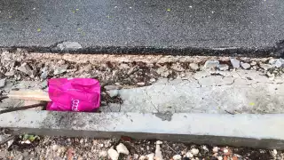 El bache al cubrirse con agua por la temporada de lluvias, es un peligro para los conudctores