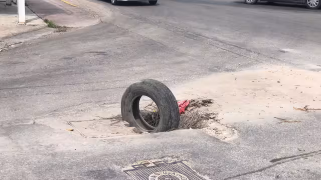 Con el fin de evitar accidentes, se colocaron objetos para que el daño sea visible y locales no sufran consecuencias