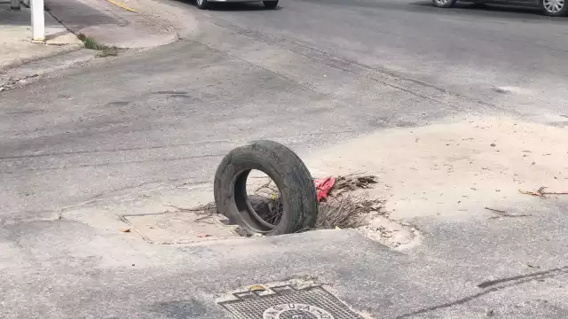Con el fin de evitar accidentes, se colocaron objetos para que el daño sea visible y locales no sufran consecuencias