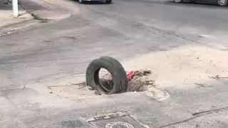 Con el fin de evitar accidentes, se colocaron objetos para que el daño sea visible y locales no sufran consecuencias