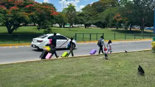    Pasajeros huyen de los taxis del aeropuerto de Mérida; prefieren caminar y pedir servicios por aplicación  