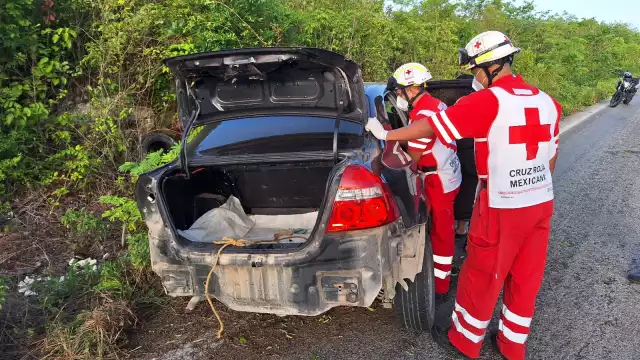 Paramédicos arribaron al lugar para brindarle al conductor los primeros auxilios