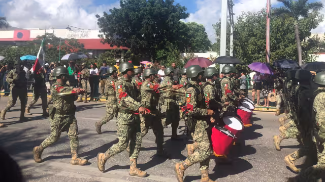 Se realiza el desfile en conmemoración al 16 de septiembre en Cancún