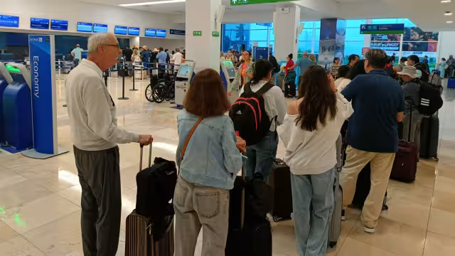 Hay regular afluencia de pasajeros en el aeropuerto de Mérida