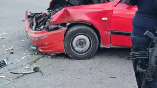 Un perito de la Dirección de Tránsito se encuentra en el lugar para el deslinde de responsabilidades