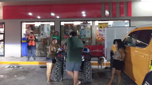 El paseante rompió el cristal de una tienda de conveniencia.