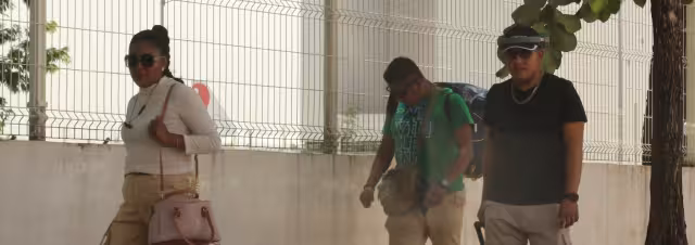 Los viajeros tienen que caminar 500 metros para esperar otro servicio