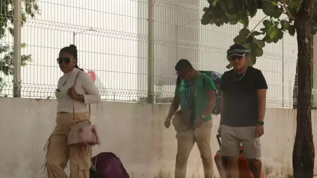 Los viajeros tienen que caminar 500 metros para esperar otro servicio