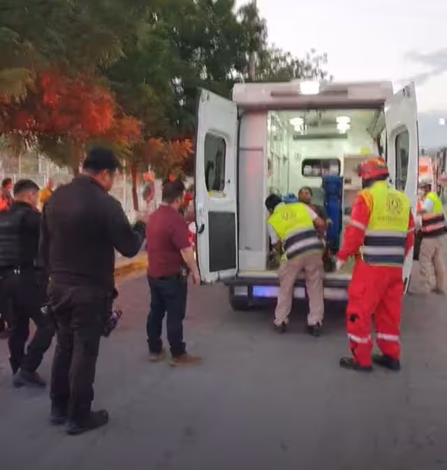 Policía atropella a 6 adultos mayores tras quedarse dormido. Cruz Roja llega al lugar para atender a los heridos.
