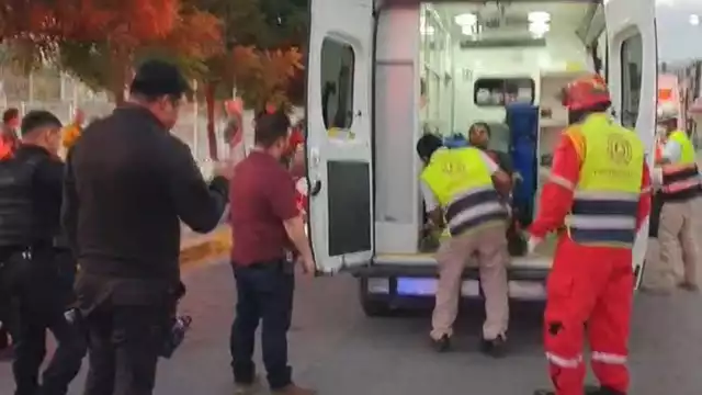 Policía atropella a 6 adultos mayores tras quedarse dormido. Cruz Roja llega al lugar para atender a los heridos.