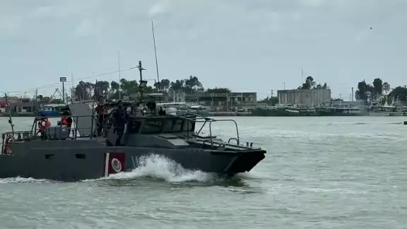 La Marina localizó volcada la Peyucsa 12 cerca de Río Lagartos, con un hombre amarrado al casco La Marina localizó volcada la Peyucsa 12 cerca de Río Lagartos, con un hombre amarrado al casco