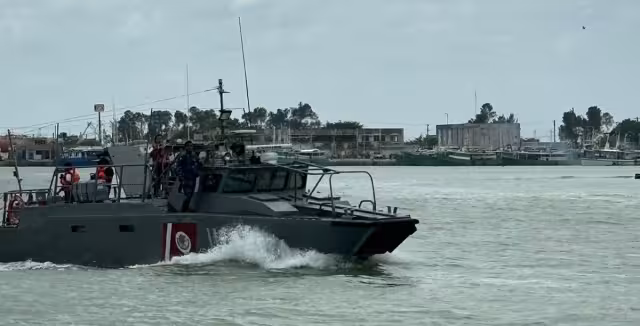 La Marina localizó volcada la Peyucsa 12 cerca de Río Lagartos, con un hombre amarrado al casco