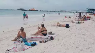 El fin de semana largo y el buen clima que se tuvo durante las primeras horas del día provocó que aumentara la afluencia de visitantes en las costas