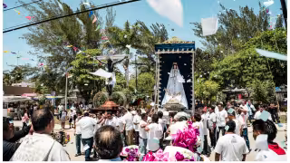 Cristo Negro de Sisal  recibe a la Virgen de la  Asunción de Tetiz